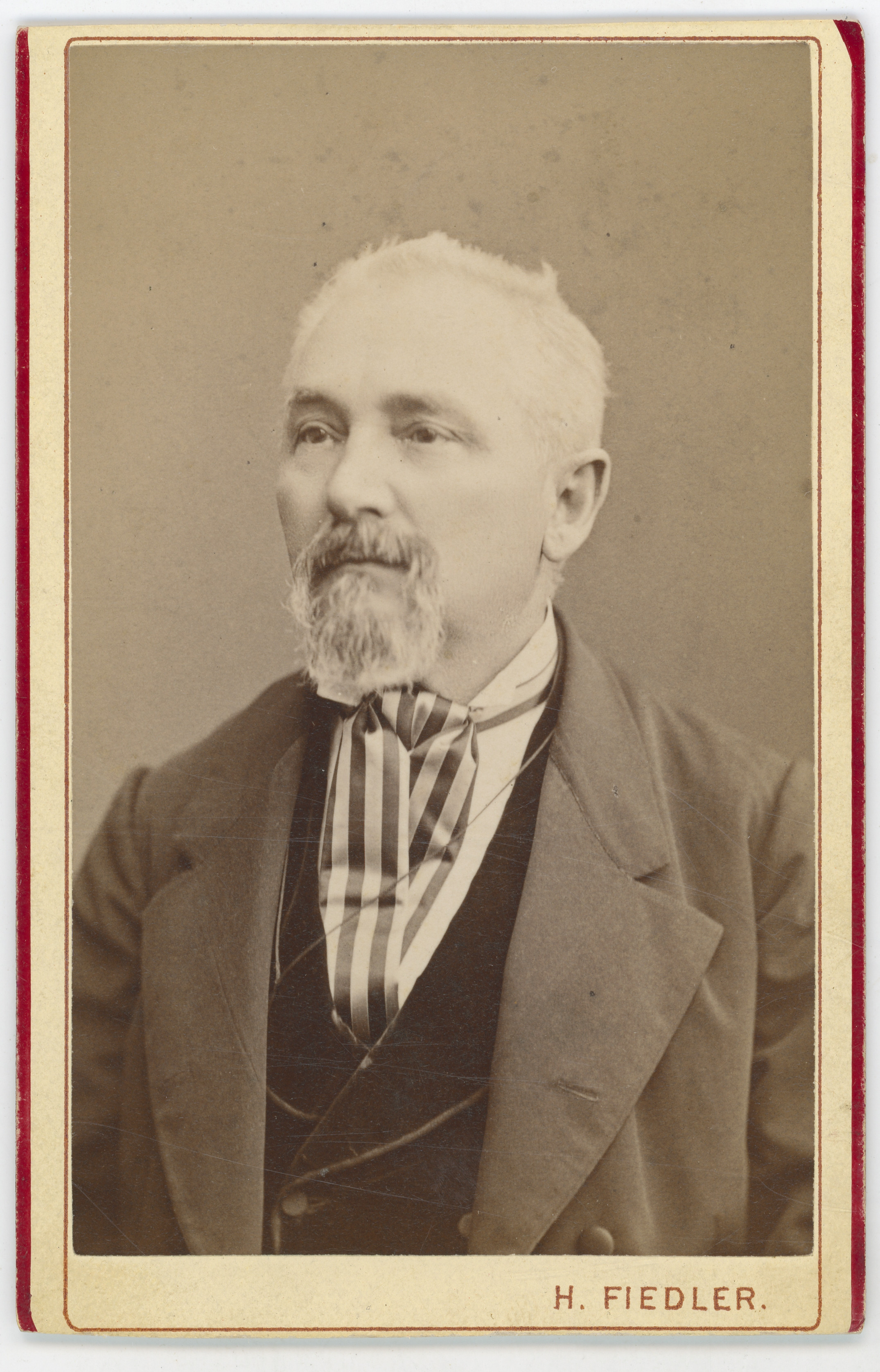 H. Fiedler, Muškarac s prugastom kravatom