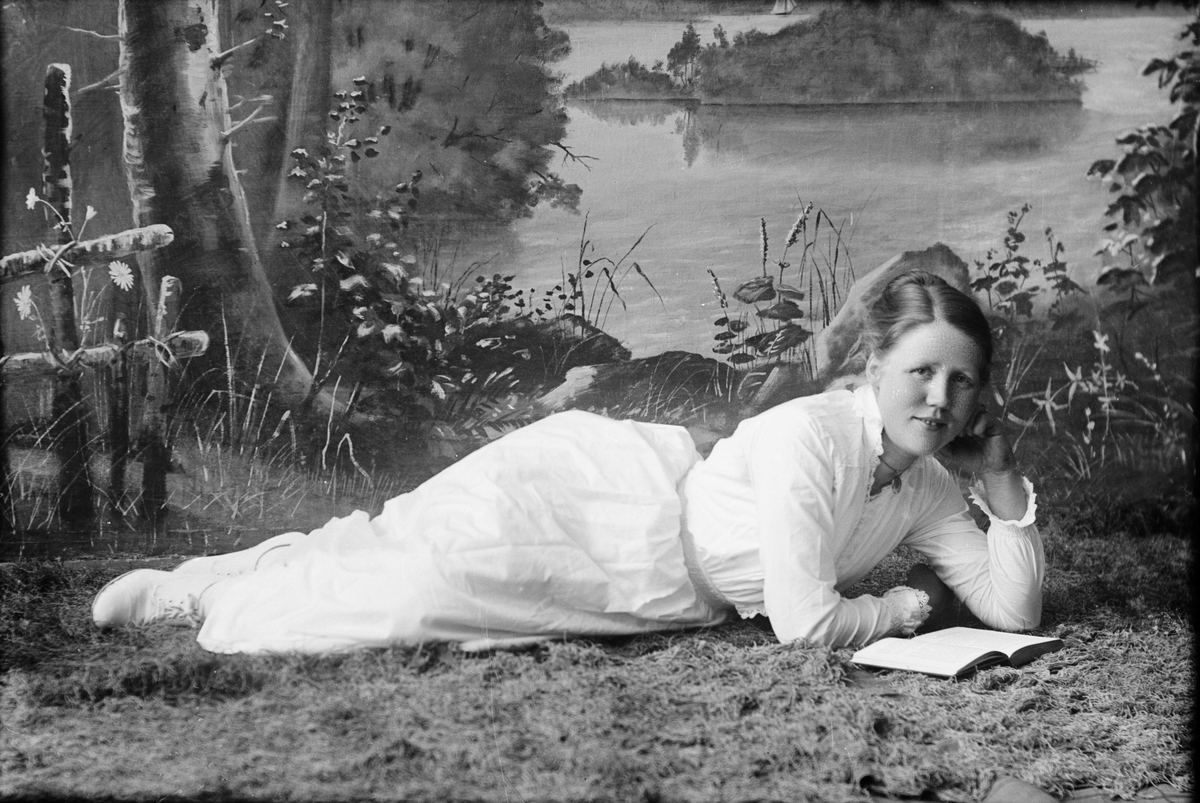 Skötsner-Edhlund, Ateljéporträtt - Ruth Skötsner, Östhammar, Uppland