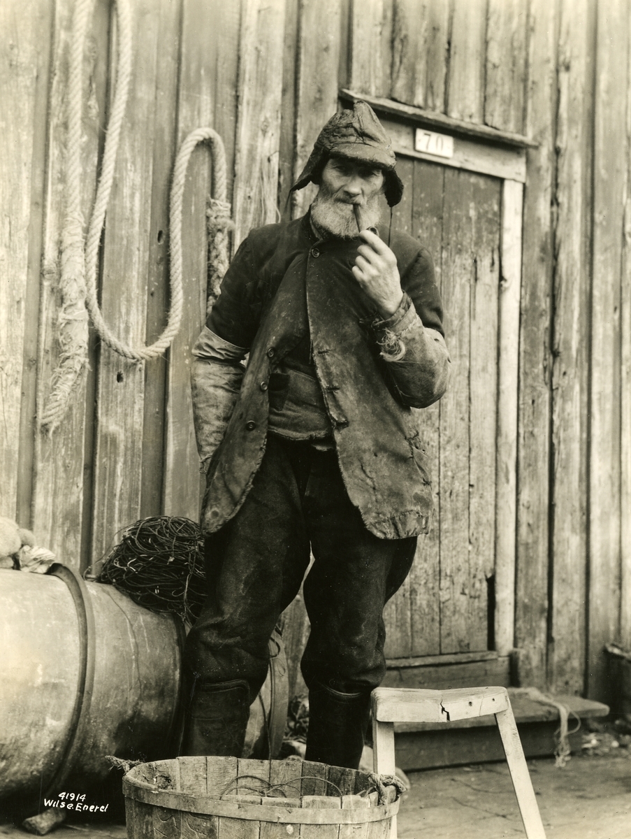 Anders Beer Wilse, En fisker røyker pipe.