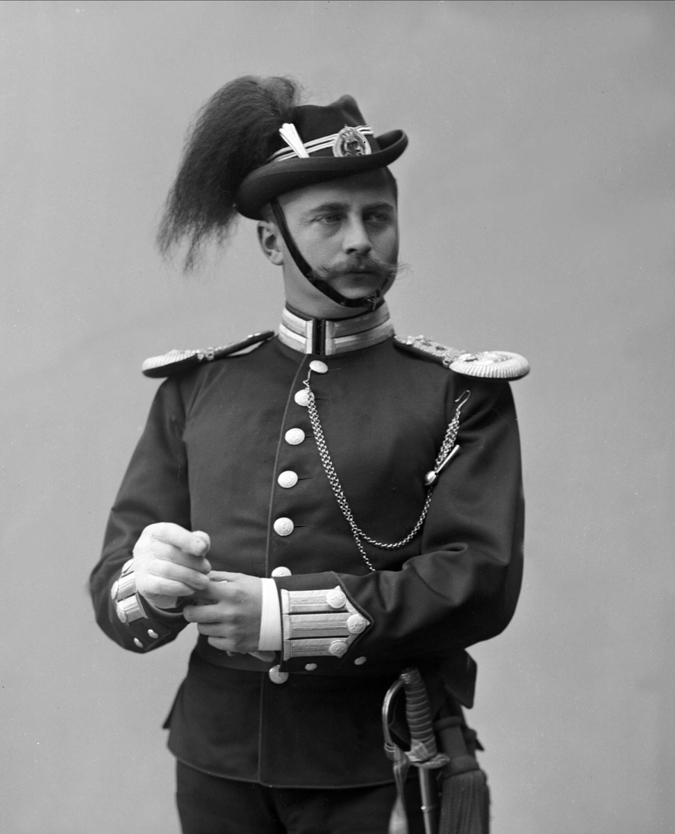 Gustav Borgen, Portrett, Ivar Aavatsmark i uniform.
