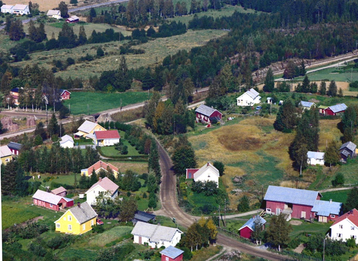 Widerøes Flyveselskap A/S, FLYFOTO BEBYGGELSE I LØTEN. Østvangbakken Vi ser småbruket Spånestad nederst til høyre (Østvangveien 2. i dag). Det hvite huset midt i bildet er Solstad, det ble revet da vegen ble utbedret (i dag sånn ca Spånestadvn. 2) Småbruket Høie er det hvite huset bak til høyre, ( i dag Spånestadvn. 8. ) Den…