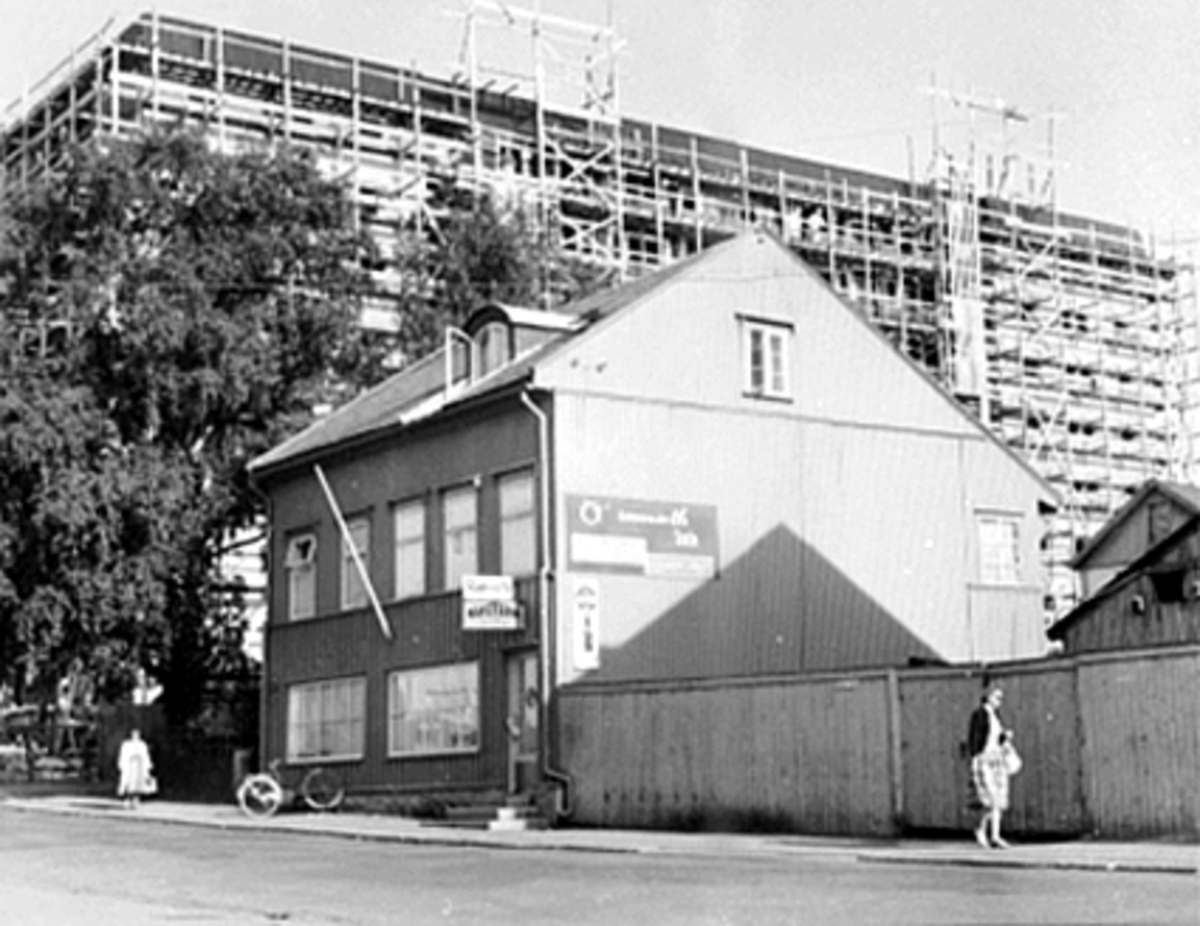 Anno Domkirkeodden, EKSTERIØR, O. RAMSETHS KAFE, TORGGATA 95 I HAMAR, "ÅTENDEETASJEN" UNDER BYGGING I BAKGRUNNEN.