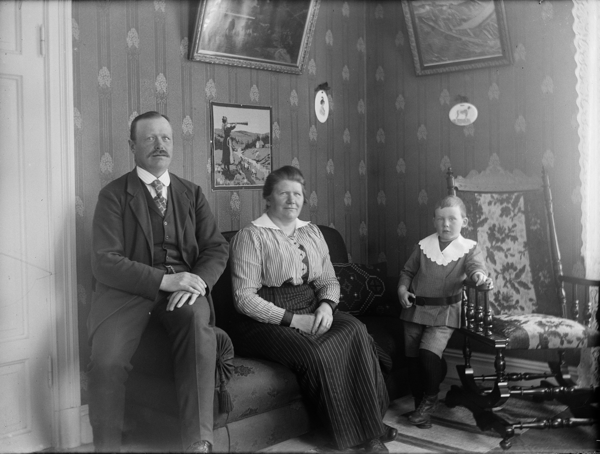 Josef Ärnström, Man, kvinna, pojke i bostadsinteriör