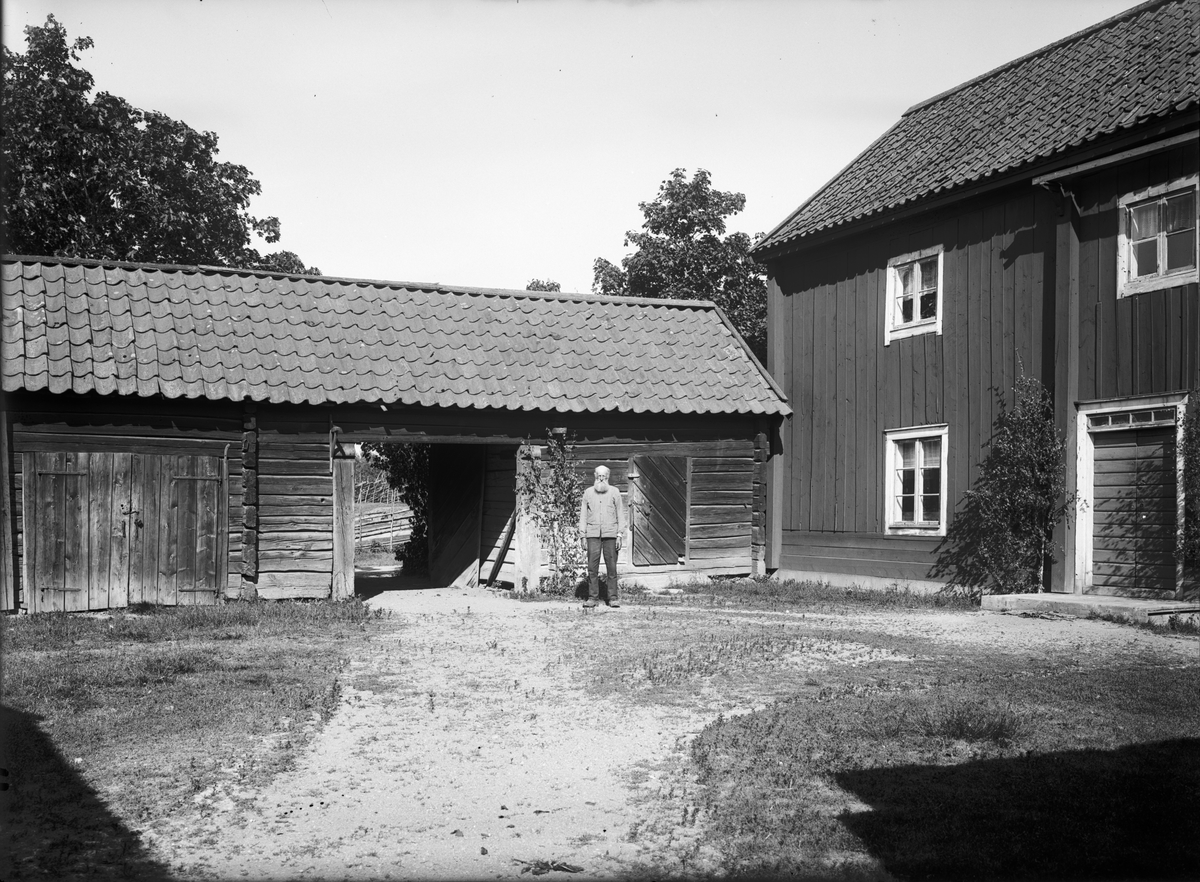 Paul Sandberg, Gårdsmiljö, mangård - Pettersson, Altuna, Börje socken, Uppland sannolikt 1920-tal
