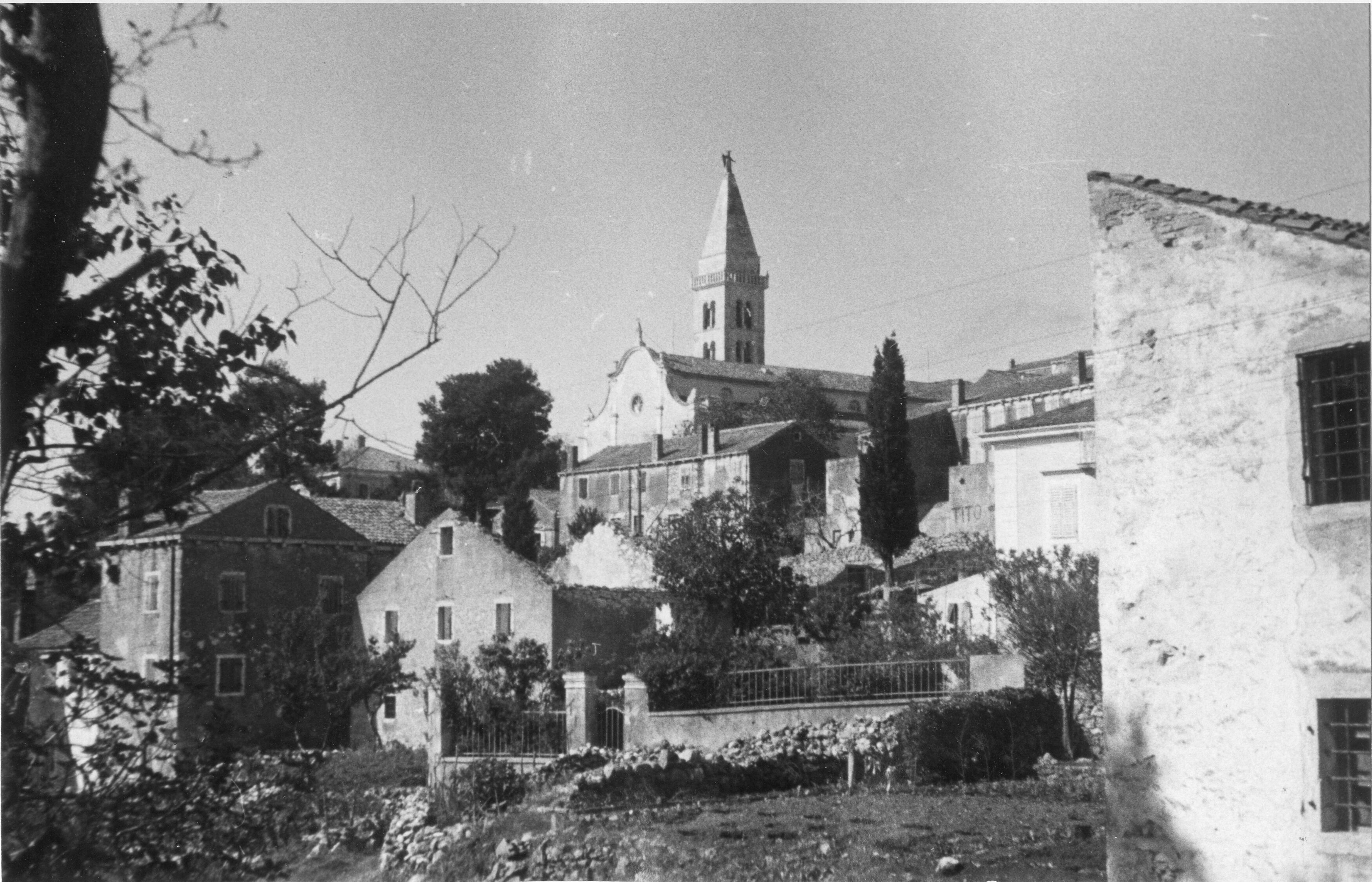 Branko Fučić, Mali Lošinj, pogled na mjesto nad kojim dominira župna crkva Rođenja Blažene Djevice Marije