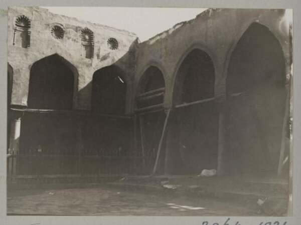 K.A.C. Creswell, The courtyard of the mosque of Fatimid wazir Amir al-Salih Tala'i‘, Cairo