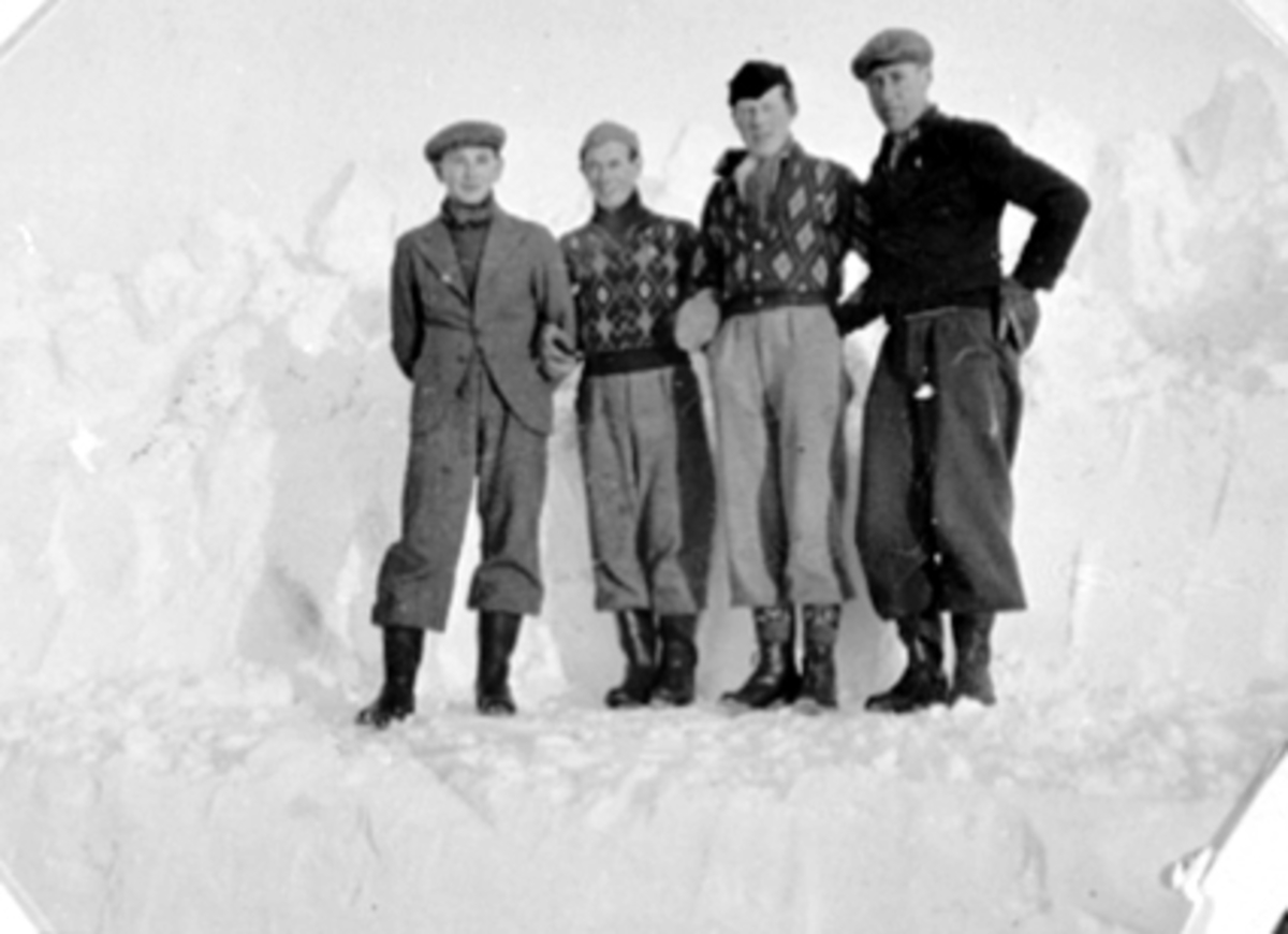 Anno Domkirkeodden, Hamar Stadion, skøytebane, snøvinter, f.v. Odd Mæhlum, Arne Simensen, Alf "Jønna" Ingvaldsen, Olav Magnus Berger,