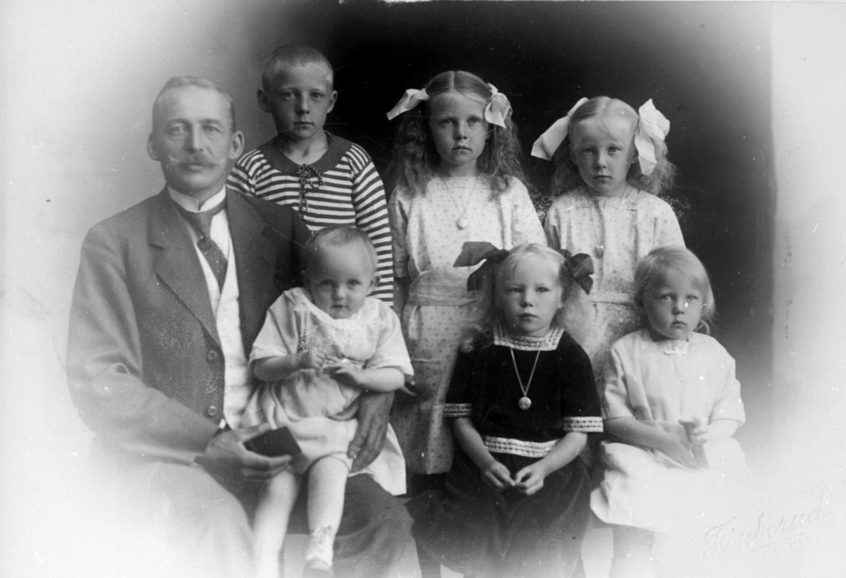 Anno Domkirkeodden, Anders Evensen Fossum (1881-1940) med barna fra første ekteskap. Gunnar f.1905, Margit f.1906, Ester f.1907, Hjørdis f.1909, Marie f.1911, Mina f.1912. Fossum, Nes, Hedmark.