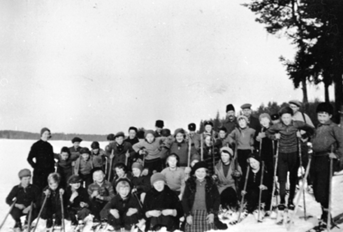Anno Domkirkeodden, SKOLETUR TIL OLIVHYTTA VED GJETHOLMSJØEN, VINTER, LÆRER JOHS. NEPSTAD, EKNE SKOLE, ÅSVANG,