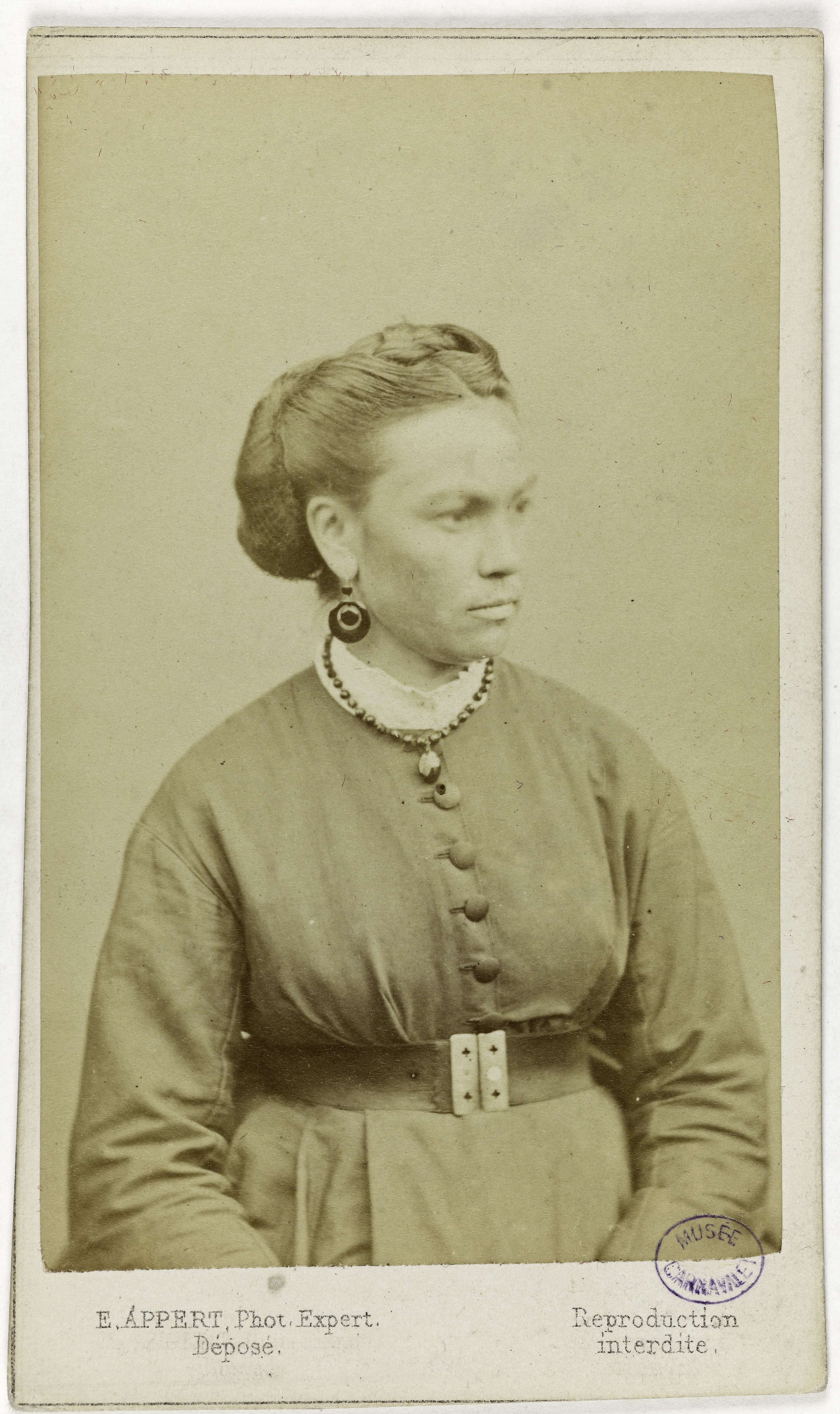 Ernest Charles Appert, Portrait de Modestin Louise, pris à la prison des Chantiers à Versailles. Commune de Paris, 1871.