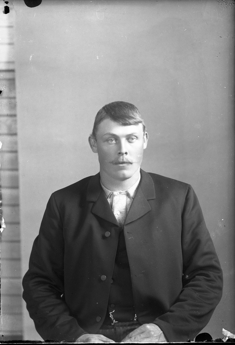 Oscar Holte, Portrett av mann - K. Karlsen