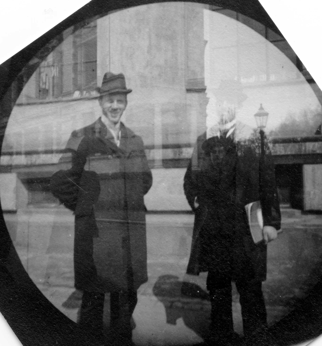 Fredrik Carl Mülertz Størmer, Herman Reimers og en annen mann står foran bygård, ant. Oslo.