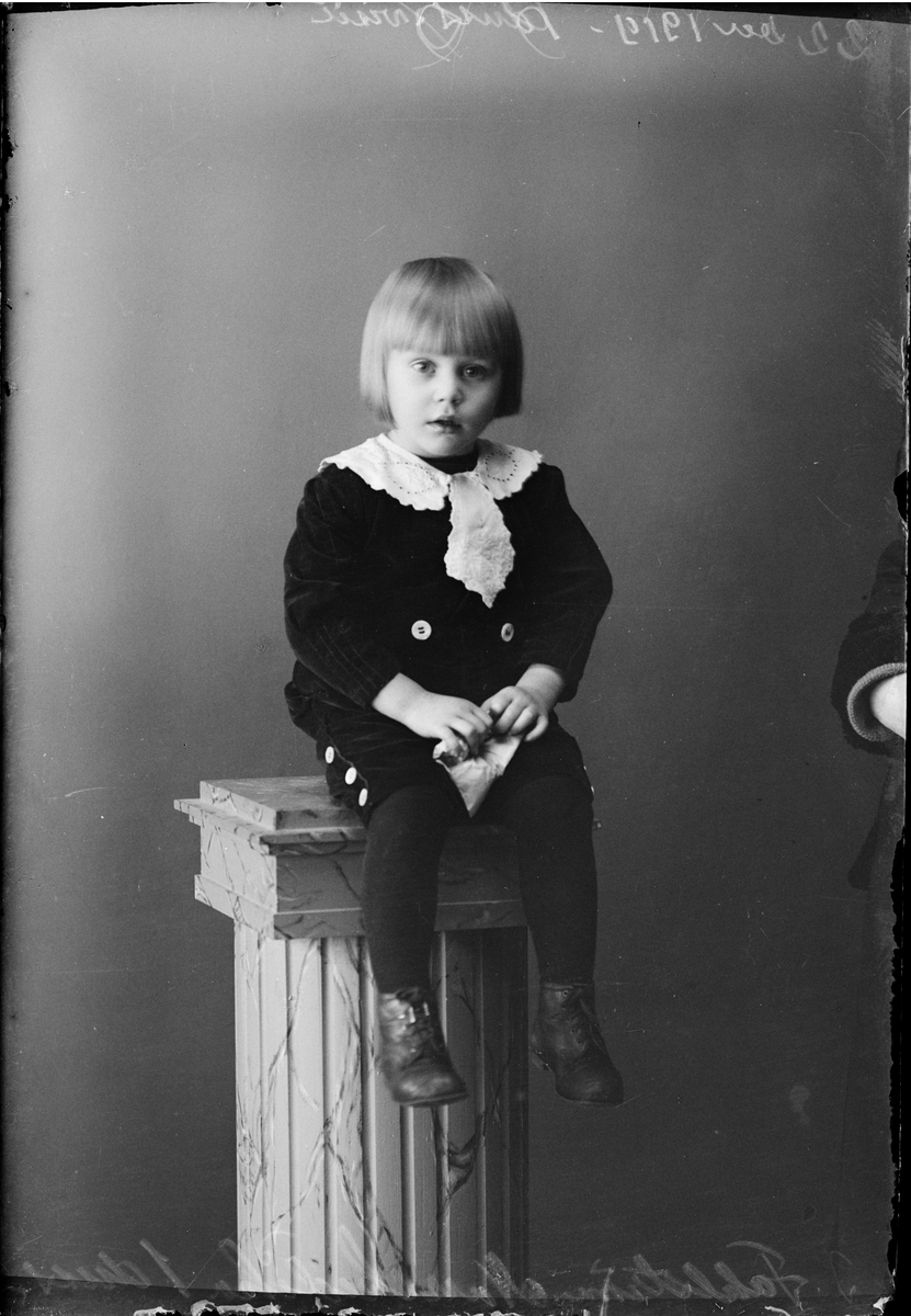 Skötsner-Edhlund, Ateljéporträtt - Fahlströms pojke från Norrskedika, Börstil socken, Uppland 1919