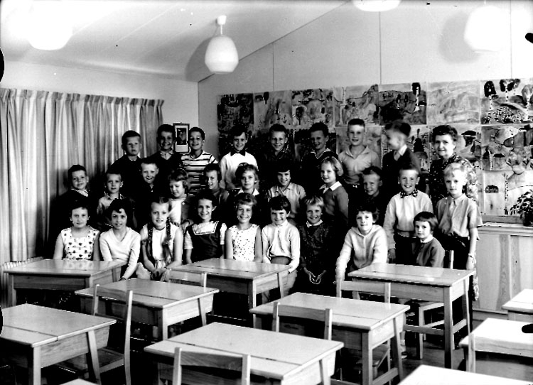 Sven Lindskog, Classroom interior, 28 schoolchildren with a teacher.