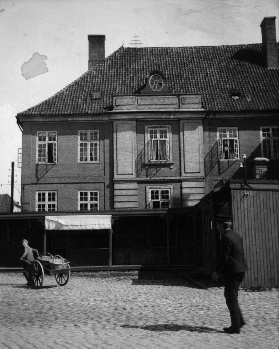 Hermann Christian Neupert, Postkort. Fredrikstad festning, Kasernen. I forgrunnen en gutt med kjerre og en mann.