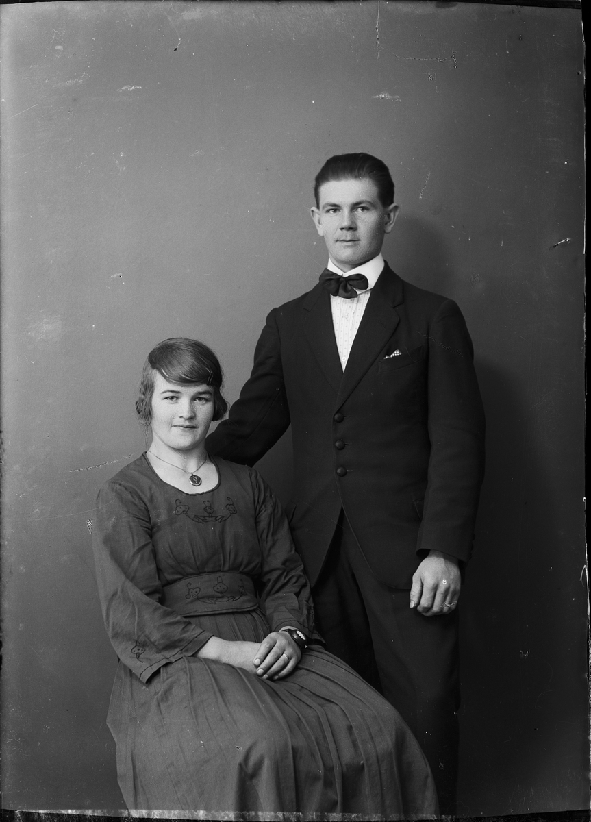 Skötsner-Edhlund, Ateljé Portrait - Woman and Birger Zettersten from Vattensta, HökA, Uppland 1923