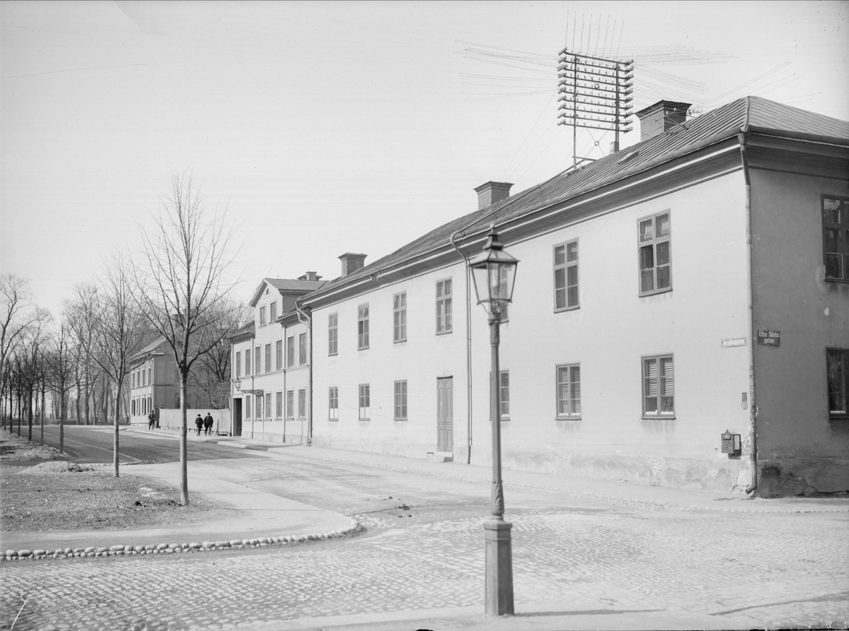 Alfred Dahlgren, S:t Olofsgatan från Övre Slottsgatan, f d fattighuset i kvarteret Pistolen, Fjärdingen, Uppsala 1901 - 1902