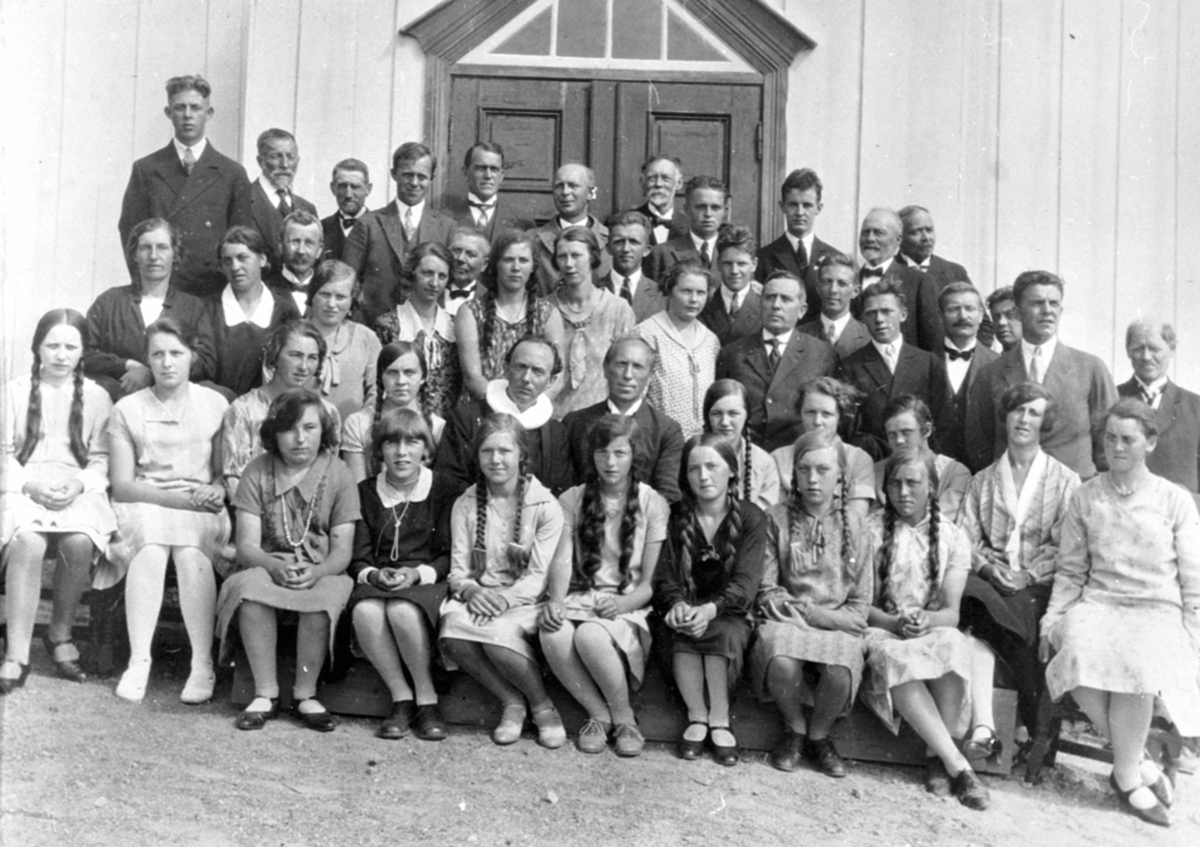 Anno Domkirkeodden, St. Olavskoret foran inngangen til Brøttum kirke, Ringsaker. Blandet sangkor.
