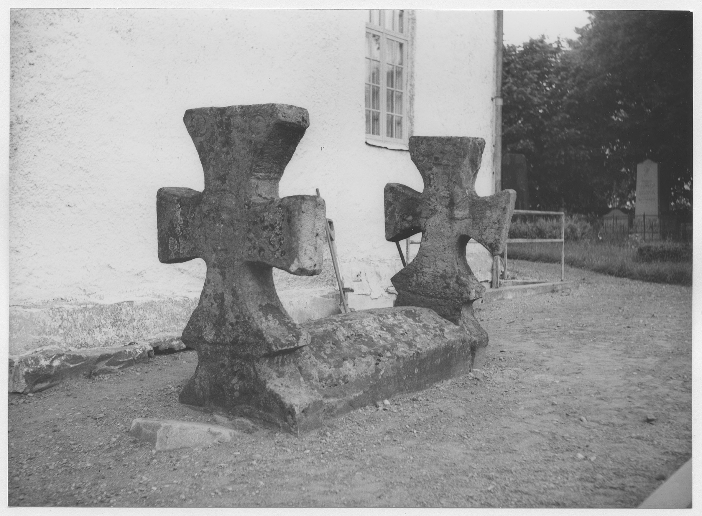 Mårten Sjöbeck, Kinneveds kyrka, romanskt gravmonument från 1100-talets slut