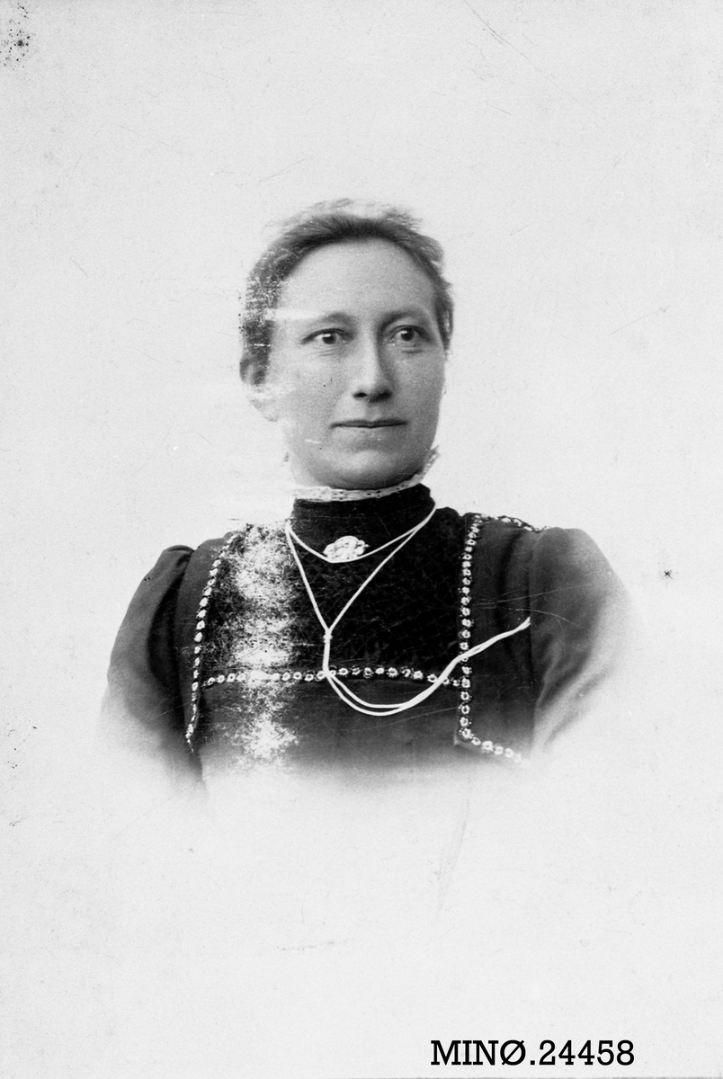 Henrik Augustinsson Stinessen, Portrett av ung kvinne