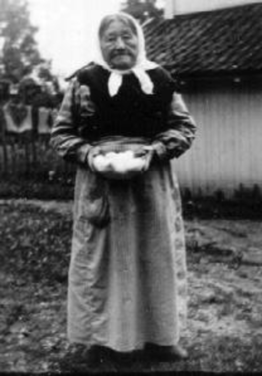 Anno Domkirkeodden, Portrett av Oline Dæhlie (1860-1946) den eldre. Hun holder en glassbolle med egg. Datter av Eli (1824-1900) og Hans Dæhlie (1820-1898). Hun bodde på Dæhli, Nes, Hedmark som føderaadskone sammen med sin søster Karen (1855-1947).
