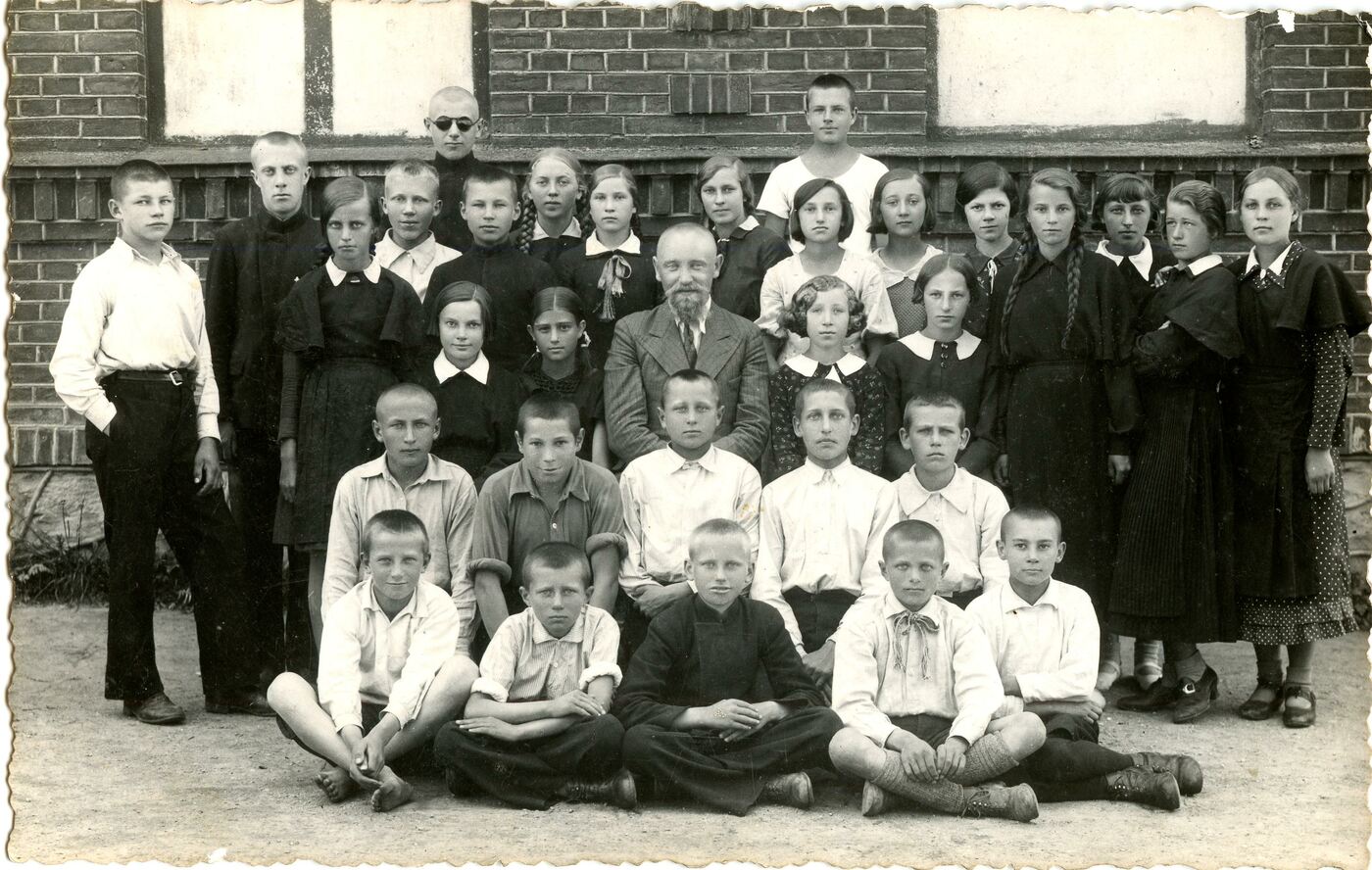 Boruchas Michelsonas, Biržų „Aušros“ pradžios mokyklos šešto skyriaus mokiniai su mokytoju Alfredu Šliku