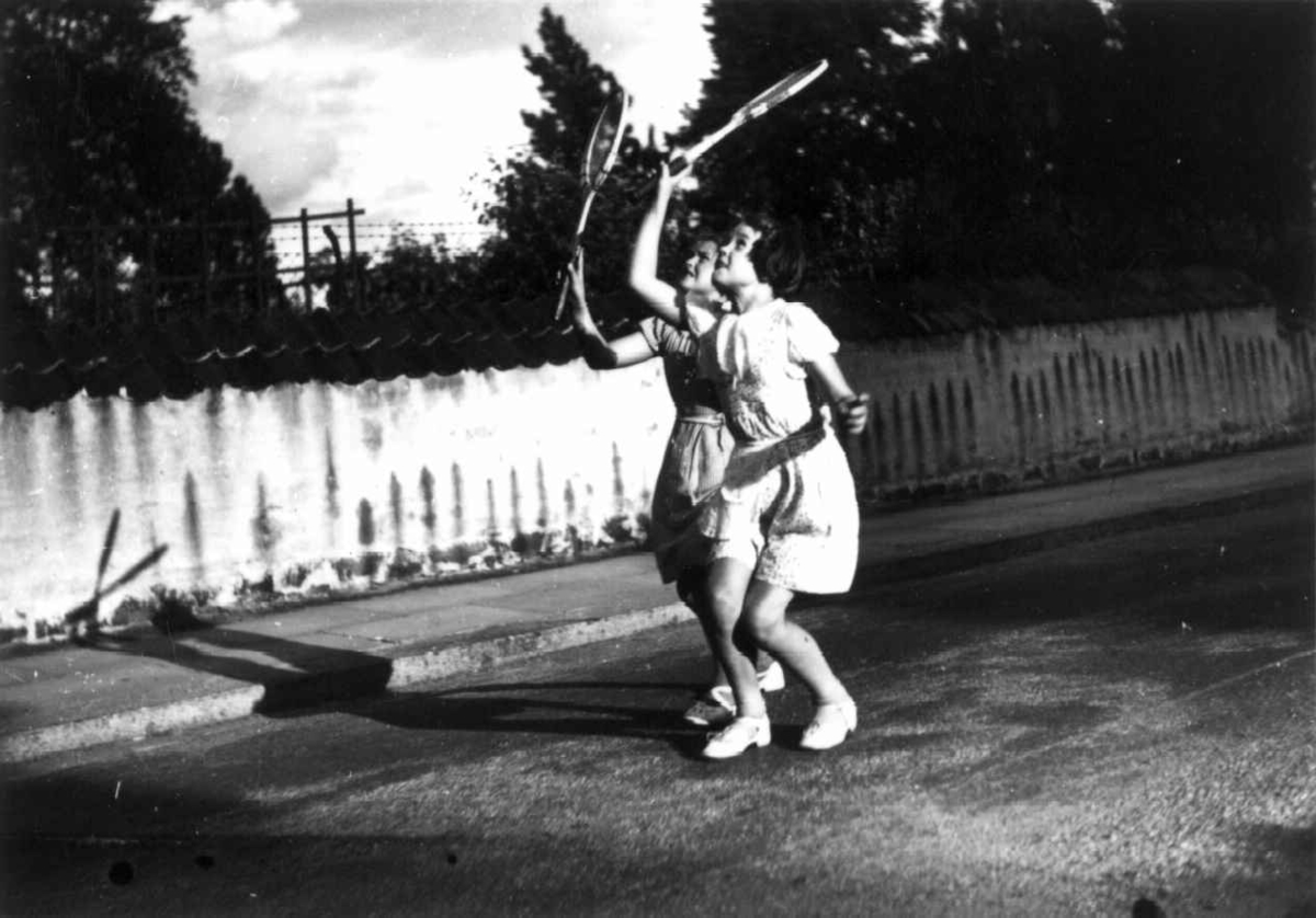 Hermann Christian Neupert, Barn i lek på en gate. To jenter med tennisracketer.