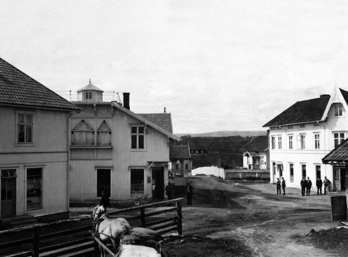 Anno Domkirkeodden, POSTKORT. LØTEN SENTRUM, FRA VENSTRE: BRONKEN, I MIDTEN: DET GAMLE SAMVIRKELAGET, TIL HØYRE EN FORRETNINGSGÅRD S-LAGET EIDE TIL INNPÅ 1960-TALLET.