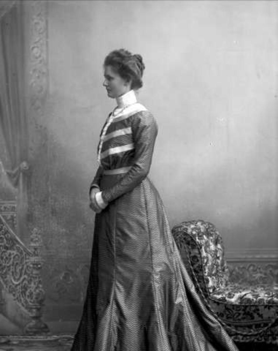 Gustav Borgen, Portrett, kvinne i kjole. Dagny Mathisen.
