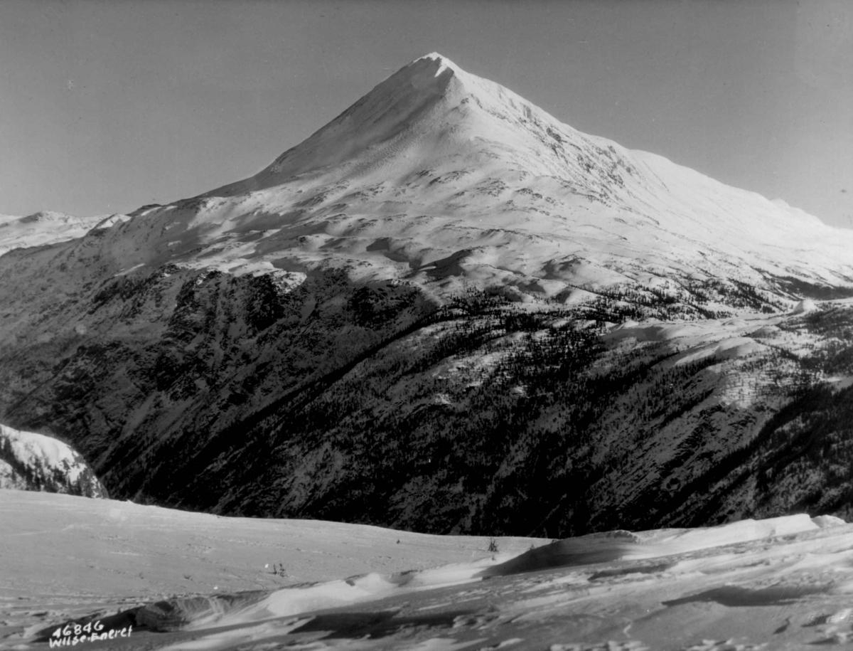 Anders Beer Wilse, Landskap ved Gaustatoppen. Snødekte fjell.