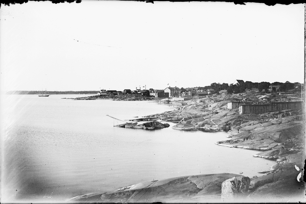 Skötsner-Edhlund, Vy över Västerhamnen med herrarnas Kallbadhus, Öregrund, Uppland