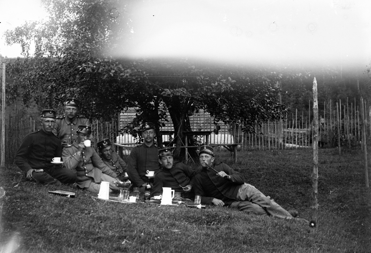 Johannes Larsen Alhaug, En gruppe soldater drikker kaffe og cognac. Alhaug nr. 2 f. v.