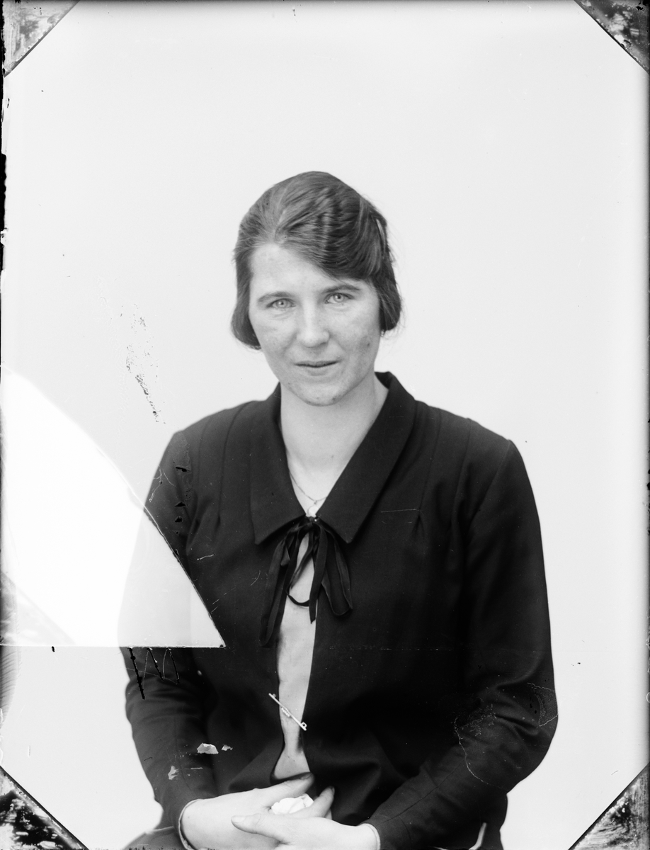 Skötsner-Edhlund, Ateljéporträtt - kvinna, Östhammar, Uppland