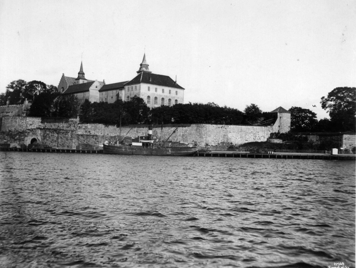 Anders Beer Wilse, Oslo, Akershus slott og festning sett fra sjøen.