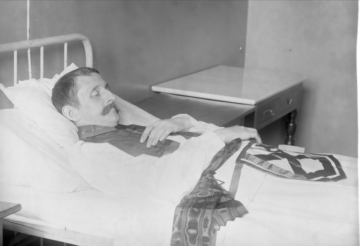 Gustav Borgen, Post mortem-fotografi. Død mann i seng.