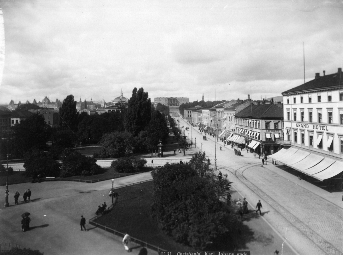 Axel Lindahl, Karl Johans gate, Oslo. Gata sett fra Stortinget mot Slottet med Eidsvolls plass