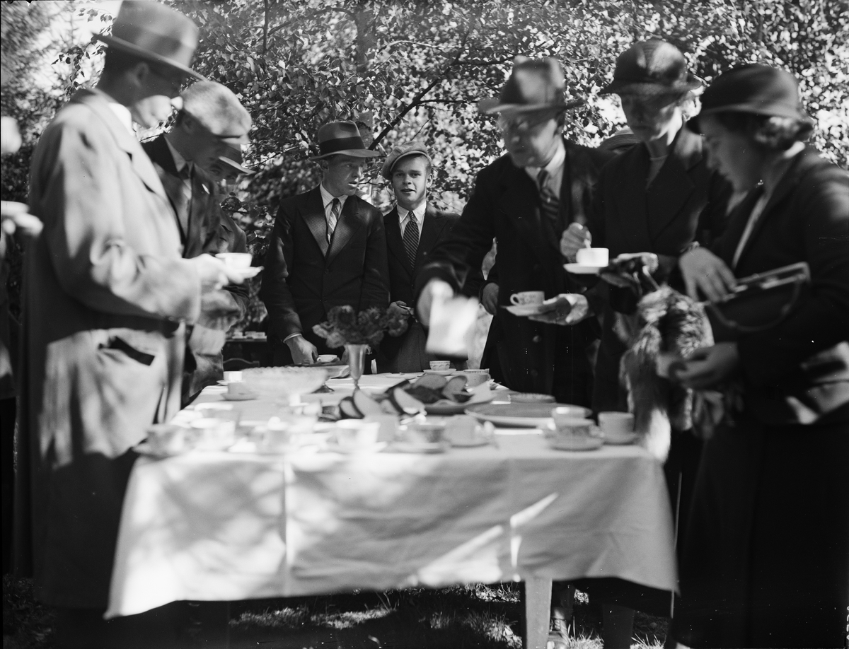 Paul Sandberg, Människor samlade kring kaffebord, sannolikt Uppsala, 1935