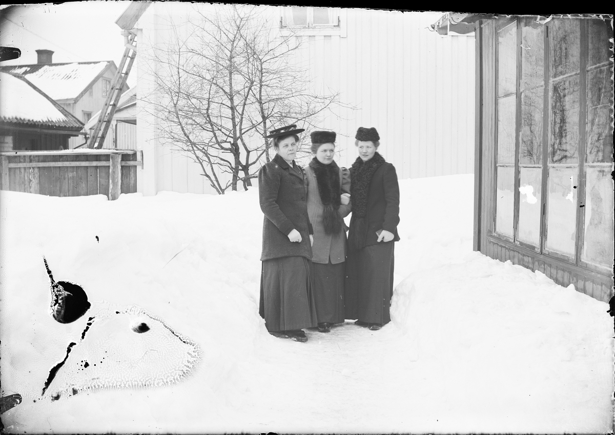 Skötsner-Edhlund, Woman with Beda Mattsson and Ruth Skötsner on the farm plan at the photo studio in the Guldskär, Östhammar, Uppland