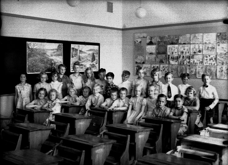Sven Lindskog, Engelbrektsskolan, klassrumsinteriör, 26 skolbarn. Lärarinna fru Elsa Linderholm finns inte med på bilden. Klass 2ak, sal 7.