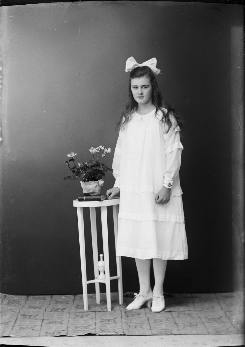 Skötsner-Edhlund, Ateljéporträtt - Betty Gjertz från Lugnet, Börstil socken, Uppland 1921