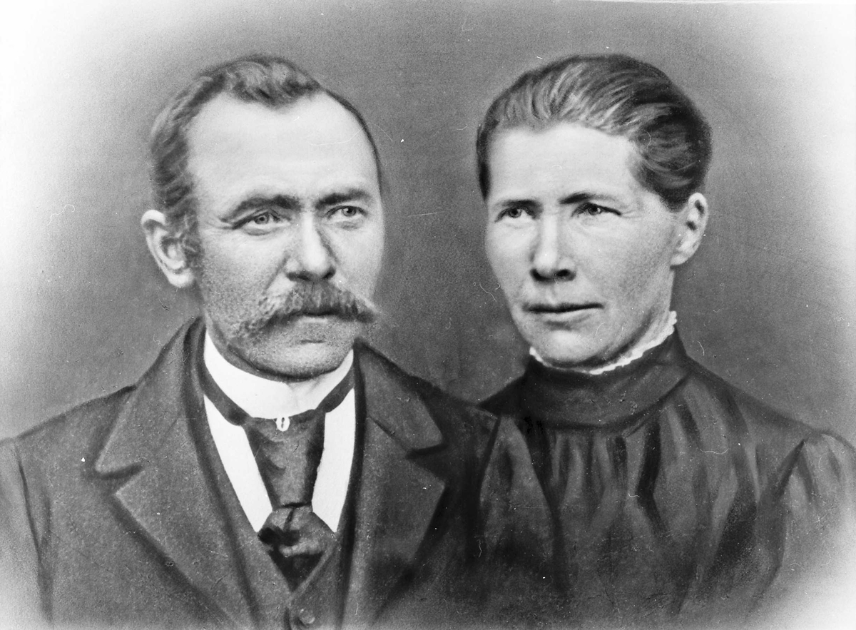 Tynset Foto, Portrett av ektepar. Marit f. Strømsøyen) og Ola Jonsa. Ola Jonsa (Ol-Jonsa) Jonsmoen var kjent for å være idealist og optimist.
