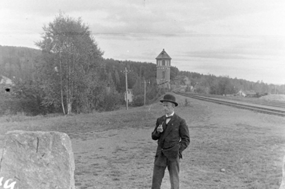 Anno Domkirkeodden, Torbjørn Hansen. Vanntårnet ved Moelven stasjon i bakgrunnen.