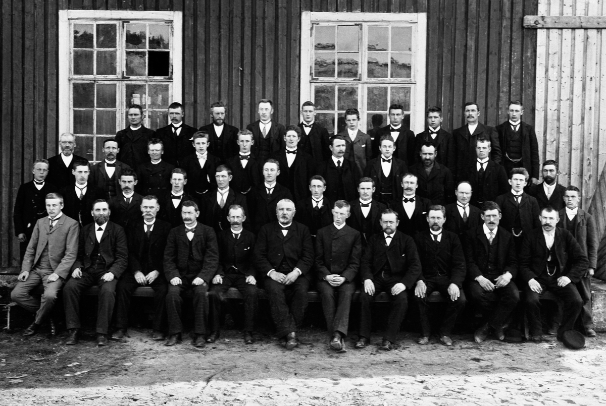 Anno Domkirkeodden, GR: 44 KLEVFOSARBEIDERE, FORAN FABRIKKEN, KLEVFOS, ÅDALSBRUK. Se reg. skjema for alle navn. 1 REKKE F. V. THORVALD NIELSEN, OLE HANSEN, MIKKEL ANDERSEN, SIGVART JØRGENSEN, HANS IVERSEN, P. I. KOLSETH, EIVIND TORP, EDVARD HOLT, ERIK HANSEN, SYVER ANDERSEN, ANDREAS MIKKELSEN. 2. REKKE F. V. OLAF DAMM…