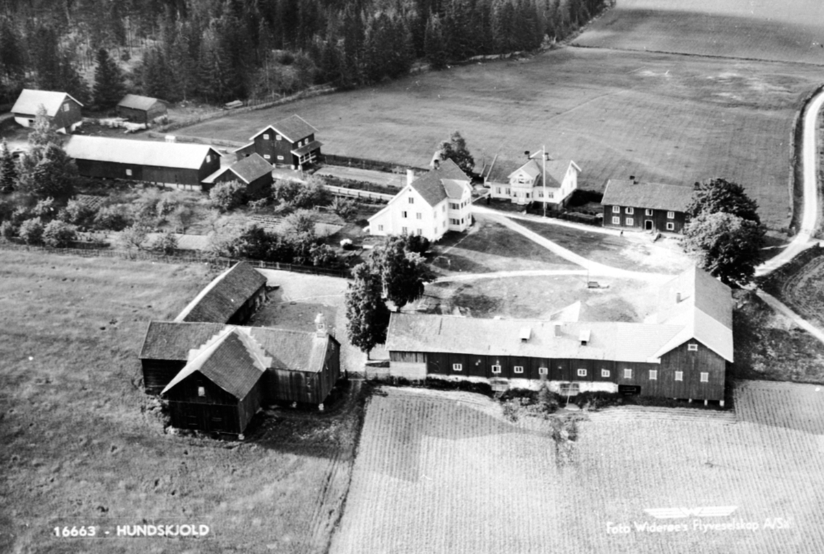 Widerøes Flyveselskap A/S, Flyfoto, Hundskjold gård, Brøttum, Ringsaker. Før 1959.