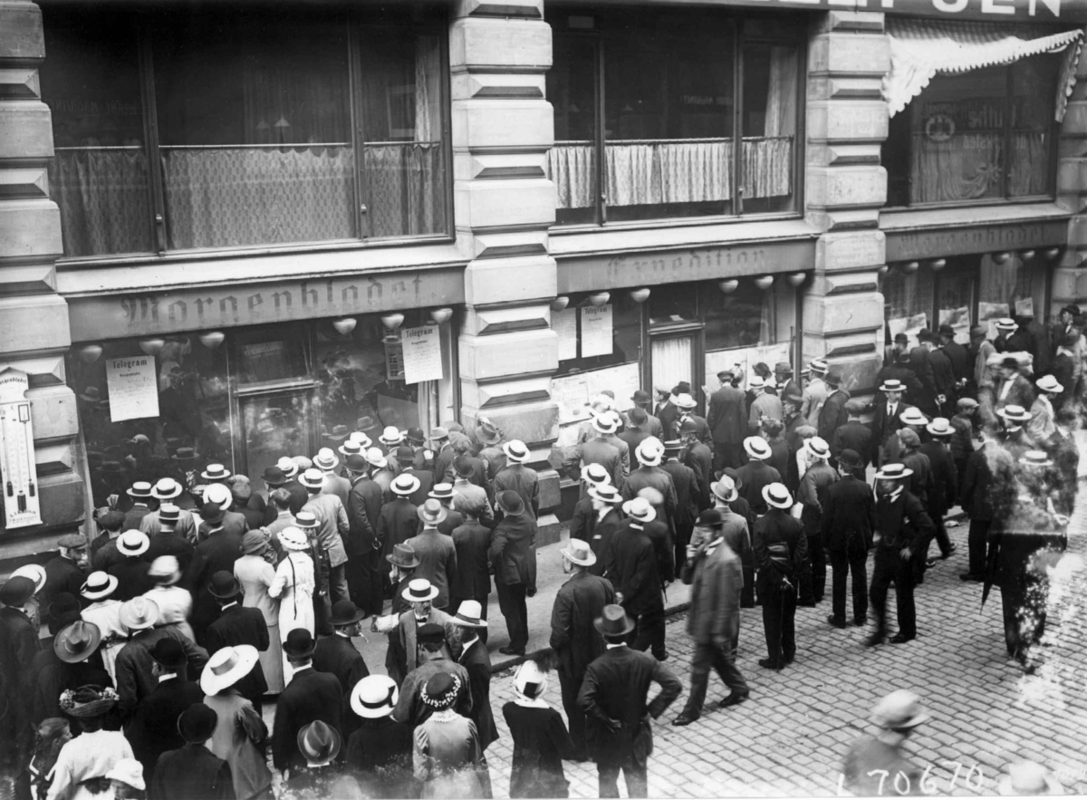 Hermann Christian Neupert, Oslo - Krigstelegrammer leses utenfor Morgenbladets gård 1914.