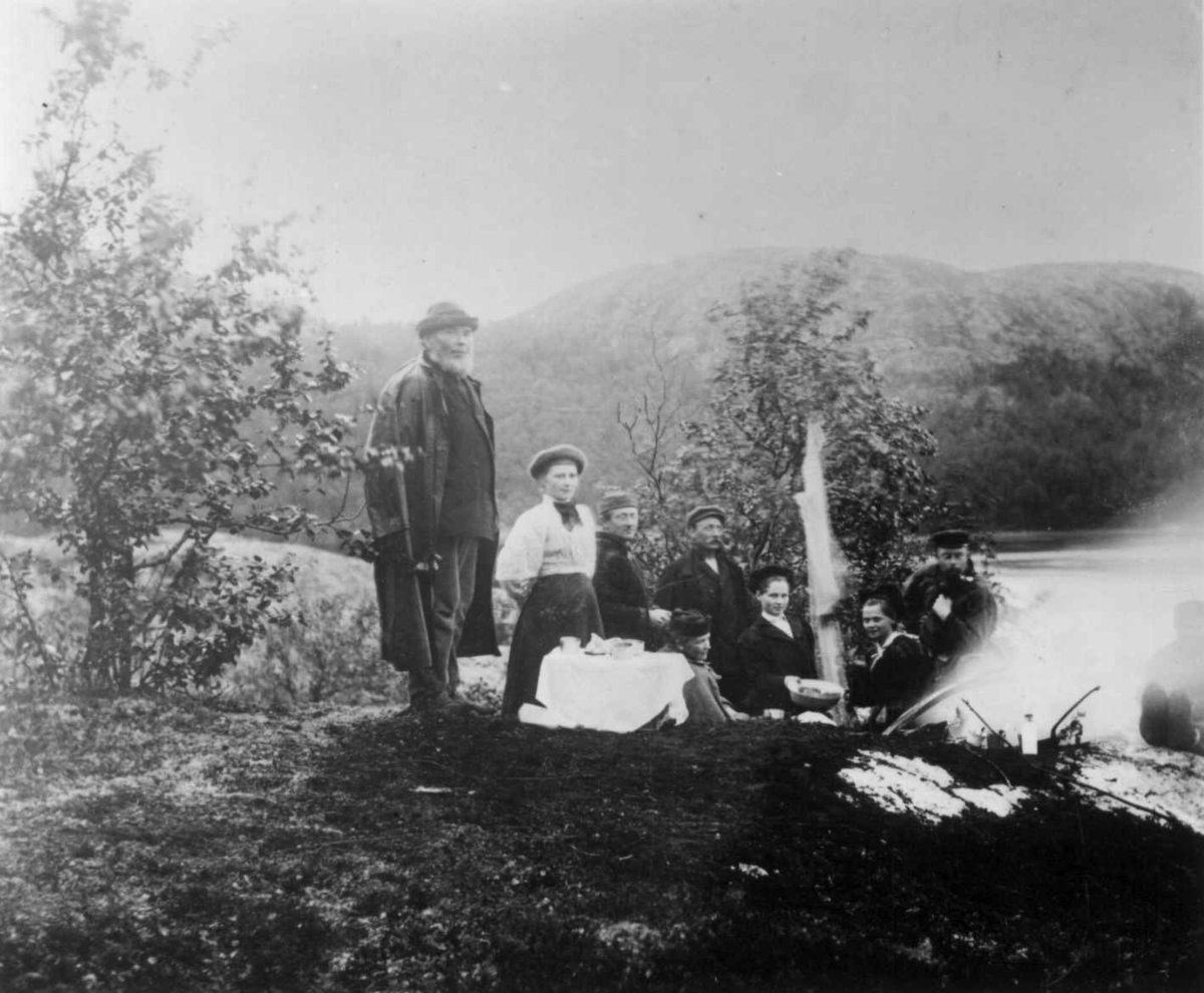 Ellisif Rannveig Wessel, Persongruppe med læstadiansk predikant og skredder Grøn t.v. og dr. Andeas B. Wessel t.h. på utflukt, Bøkfjorden, Sør-Varanger, Finnmark, 1890-årene.