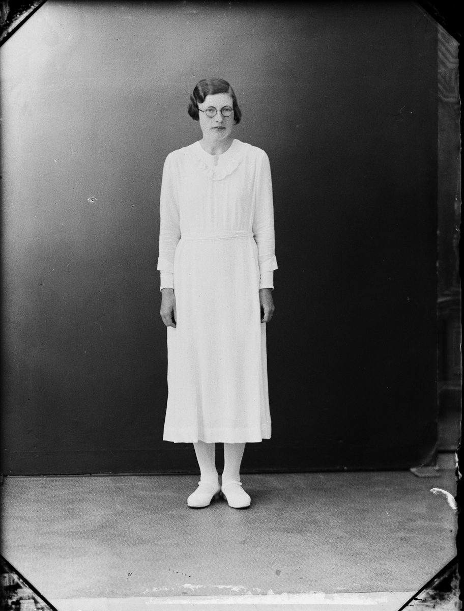 Skötsner-Edhlund, Ateljéporträtt - Anna Karlsson från Annö, Valö socken, Uppland