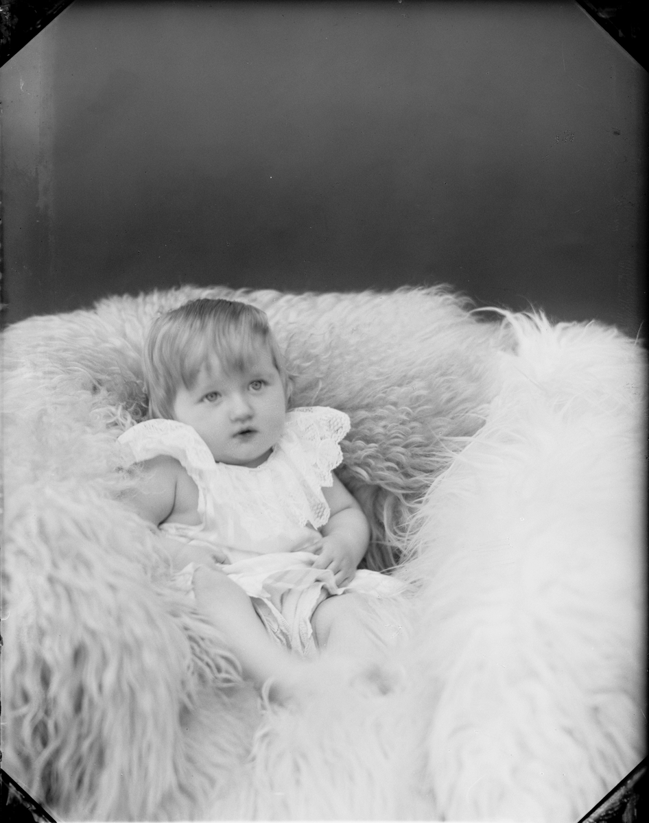 Skötsner-Edhlund, Ateljéporträtt - Helga Andersson från Kallarö, Uppland