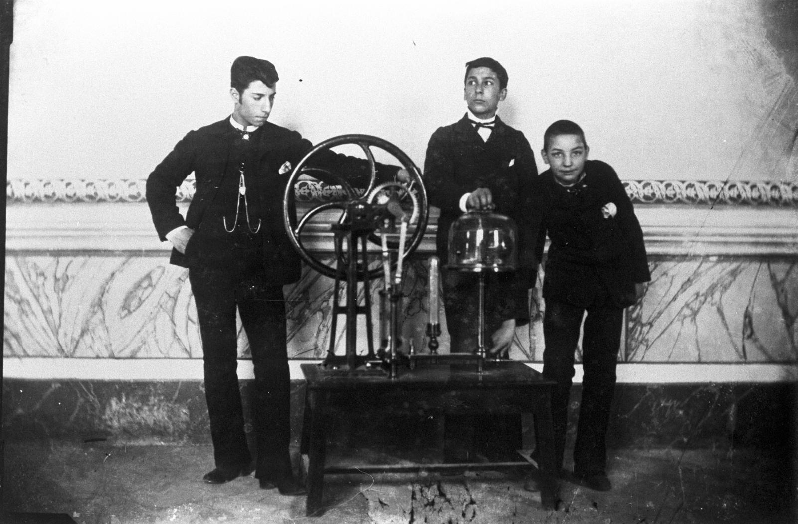Desconegut, [Science students]