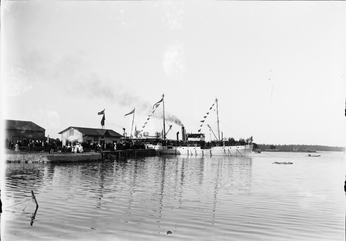 Skötsner-Edhlund, “The Steamship Östhammar I adorned with flagplay leaves Östhammar Harbour,” Uppland 1900